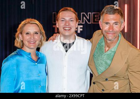 Susan Link, Gabriel Kelly e Micky Beisenherz bei der Aufzeichnung der WDR-Talkshow Kölner Treff im WDR Studio BS 3. Köln, 29.05.2024 *** Susan Link, Gabriel Kelly e Micky Beisenherz alla registrazione del talk show WDR Kölner Treff in WDR Studio BS 3 Colonia, 29 05 2024 foto:XR.xSchmiegeltx/xFuturexImagex koelner treff2905 4545 Foto Stock