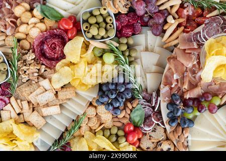 Tagliere di salumi con una varietà di salumi, formaggi, cracker e frutta fresca, un'ampia scelta di antipasti e tapas tradizionali spagnole Foto Stock