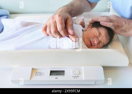 Neonato, infermiere, maternità, ospedale Donostia, San Sebastian, Donostia, Gipuzkoa, Paesi Baschi, Spagna. Foto Stock