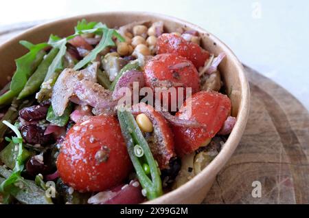 ciotola per insalate mista su tavola di legno in cucina Foto Stock