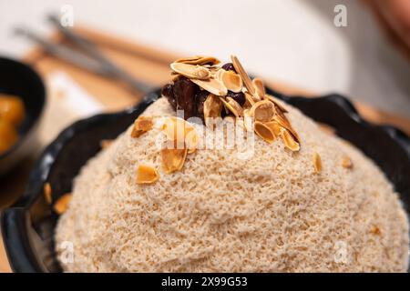 Primo piano: Bubble Boba Tea Bingsu (Bingsoo), dessert di ghiaccio rasato coreano con pistacchi Foto Stock