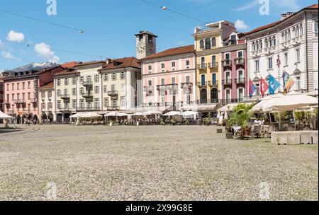 Locarno, Ticino, Svizzera - 27 maggio 2024: Veduta della famosa Piazza grande con portici tipici nel centro storico di Locarno. Foto Stock