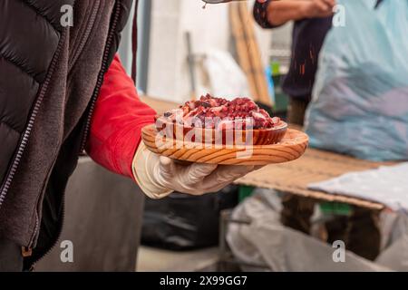 Olio d'oliva su una porzione di polpo, preparato con la ricetta tradizionale Pulpo a feira. Galizia, Spagna Foto Stock