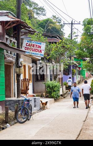 El Castillo , Nicaragua - 11 marzo 2024: Strada principale con ristoranti, hotel e case del villaggio El Castillo lungo il fiume San Juan in Nicaragua Foto Stock