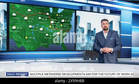 Programma previsioni meteo TV: Host televisivo professionale che esamina il rapporto meteo in Newsroom Studio, utilizza il grande schermo con la grafica. Il famoso Anchorman parla. Concetto di canale cavo mock-up. Foto Stock