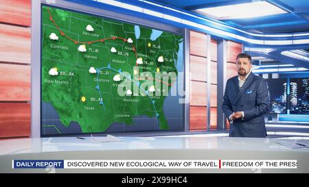 Programma previsioni meteo TV: Host televisivo professionale che esamina il rapporto meteo in Newsroom Studio, utilizza il grande schermo con la grafica. Il famoso Anchorman parla. Concetto di canale cavo mock-up. Foto Stock