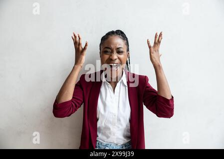 Ritratto di una giovane donna d'affari afroamericana arrabbiata e frustrata. Donna d'affari, proprietario dell'azienda o membro del personale, dipendente sovraccaricato, urla, punto Foto Stock