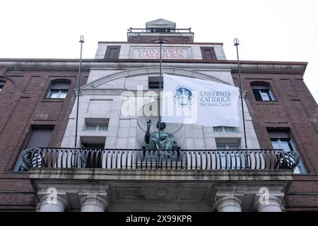 Milano, Italia. 30 maggio 2024. Universit&#xe0; Cattolica. Camera ardente del magnifico rettore Franco anelli. Foto all'ingresso dell'universit&#xe0; - Cronaca - Milano, Italia - Gioved&#xec; 30 maggio 2024 (foto Alessandro Cimma/Lapresse) Università Cattolica. La camera funebre del magnifico Rettore Franco anelli. Foto all'ingresso dell'università - News - Milano, Italia - giovedì 30 maggio 2024 (foto Alessandro Cimma/Lapresse) credito: LaPresse/Alamy Live News Foto Stock