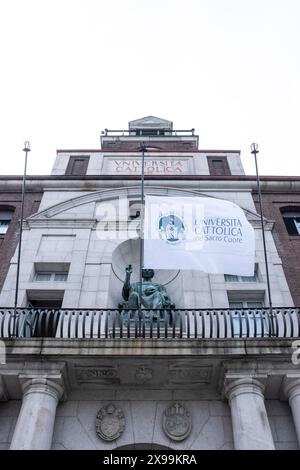 Milano, Italia. 30 maggio 2024. Universit&#xe0; Cattolica. Camera ardente del magnifico rettore Franco anelli. Foto all'ingresso dell'universit&#xe0; - Cronaca - Milano, Italia - Gioved&#xec; 30 maggio 2024 (foto Alessandro Cimma/Lapresse) Università Cattolica. La camera funebre del magnifico Rettore Franco anelli. Foto all'ingresso dell'università - News - Milano, Italia - giovedì 30 maggio 2024 (foto Alessandro Cimma/Lapresse) credito: LaPresse/Alamy Live News Foto Stock