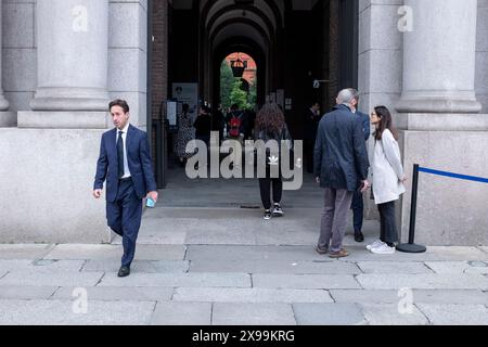 Milano, Italia. 30 maggio 2024. Universit&#xe0; Cattolica. Camera ardente del magnifico rettore Franco anelli. Foto all'ingresso dell'universit&#xe0; - Cronaca - Milano, Italia - Gioved&#xec; 30 maggio 2024 (foto Alessandro Cimma/Lapresse) Università Cattolica. La camera funebre del magnifico Rettore Franco anelli. Foto all'ingresso dell'università - News - Milano, Italia - giovedì 30 maggio 2024 (foto Alessandro Cimma/Lapresse) credito: LaPresse/Alamy Live News Foto Stock