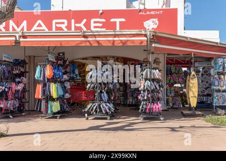 Cala d'Or, Spagna; 4 maggio 2023: Negozio di souvenir con articoli estivi esposti all'esterno nella località turistica di Maiorca di Cala d'Or Foto Stock