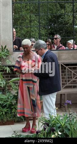 Arit Anderson, presentatore del mondo dei giardinieri, scambia i numeri con il designer Robert Myers nel suo giardino espositivo St James's Piccadilly al Chelsea Flower S. Foto Stock