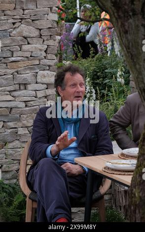 Monty Don, presentatore del mondo dei giardinieri, che filma in uno dei giardini dello spettacolo al Chelsea Flower Show Foto Stock