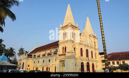 Vista mattutina della chiesa di Santa Cruz, costruita dai portoghesi nel 1558, Fort Kochi, Kerala, India. Foto Stock