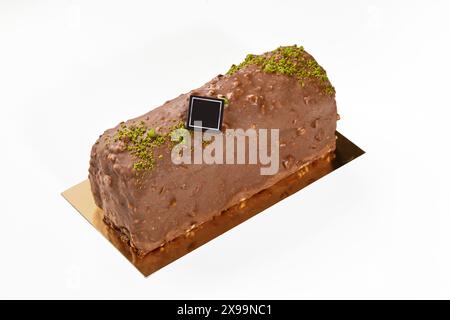 Torta di pane glassata al cioccolato artigianale con briciole di pistacchio Foto Stock