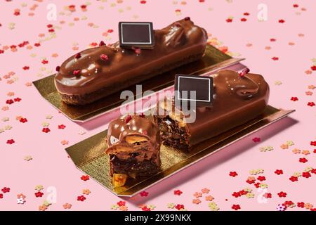 Tavolette di cioccolato con frutta caramellata e noci pecan di colore rosa Foto Stock