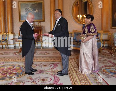 Rohitha Bogollagama, alto Commissario per la Repubblica Socialista Democratica dello Sri Lanka, presenta le sue credenziali a re Carlo III, accompagnato da sua moglie Deepthi Bogollagama, durante un'udienza privata a Buckingham Palace, Londra. Data foto: Giovedì 30 maggio 2024. Foto Stock