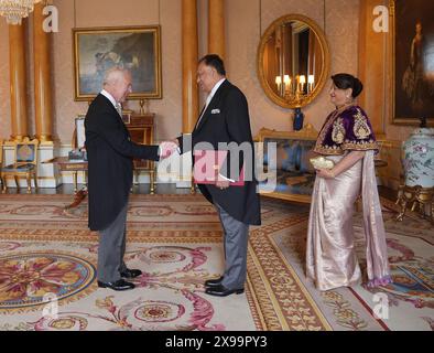 Rohitha Bogollagama, alto Commissario per la Repubblica Socialista Democratica dello Sri Lanka, presenta le sue credenziali a re Carlo III, accompagnato da sua moglie Deepthi Bogollagama, durante un'udienza privata a Buckingham Palace, Londra. Data foto: Giovedì 30 maggio 2024. Foto Stock