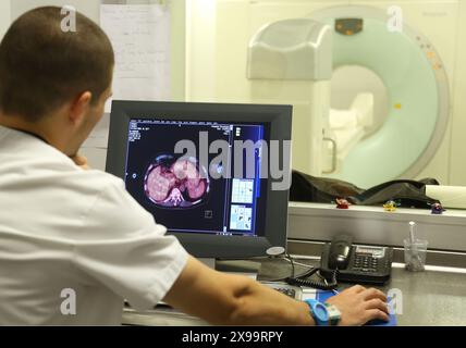 PET-CT Siemens Biograph, apparecchio combinato per tomografia a emissione di positroni tomografia computerizzata PET e a raggi X TC, medicina nucleare, ospedale Onkologikoa, Istituto Oncologico, Case Center per la prevenzione, la diagnosi e il trattamento del cancro, Donostia, San Sebastian, Gipuzkoa, Paesi Baschi, Spagna. Foto Stock