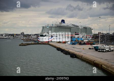 La nave da crociera P&o Arvia ormeggiata accanto all'Ocean Terminal di Southampton, come si vede dal terminal Queen Elizabeth II. Foto Stock