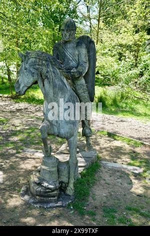 Figura in legno scolpita di un cavaliere su un cavallo nel sito della battaglia di Hastings. Foto Stock