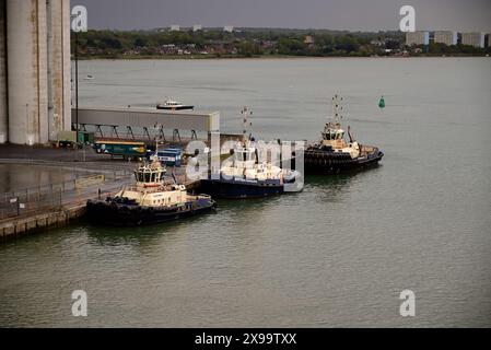 I rimorchiatori Svitzer Ferriby, Bargate e Mercurius ormeggiati al molo di Dock Head nel porto di Southampton. Foto Stock