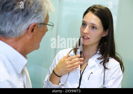 Medico con paziente, sala consultiva, ospedale Onkologikoa, Istituto Oncologico, Case Center per la prevenzione, la diagnosi e il trattamento del cancro, Donostia, San Sebastian, Gipuzkoa, Paesi Baschi, Spagna. Foto Stock