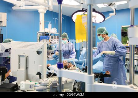 Preparazione chirurgica, Chirurgia ernia addominale, Chirurgia di emergenza generale, sala operatoria, ospedale Donostia, San Sebastian, Donostia, Gipuzkoa, Paesi Baschi, Spagna. Foto Stock