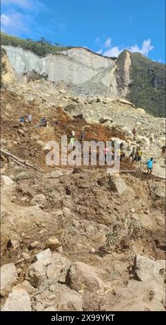 Enga, Papua nuova Guinea. 29 maggio 2024. Questa foto scattata con una foto mobile mostra le persone locali che cercano il sito di una frana in un villaggio nella provincia di Enga, Papua nuova Guinea, 29 maggio 2024. Crediti: Nickson Pakea/Xinhua/Alamy Live News Foto Stock