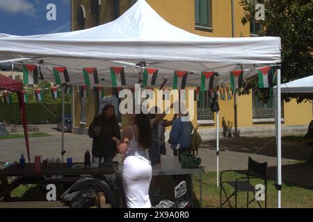 Asturie, Spagna. 29 maggio 2024. Un ultra minaccia gli studenti accampati per la Palestina all'Università di Oviedo, gli studenti in concentrazione a causa degli ultimi eventi a Rafah. (Credit Image: © Mercedes Menendez/Pacific Press via ZUMA Press Wire) SOLO PER USO EDITORIALE! Non per USO commerciale! Foto Stock