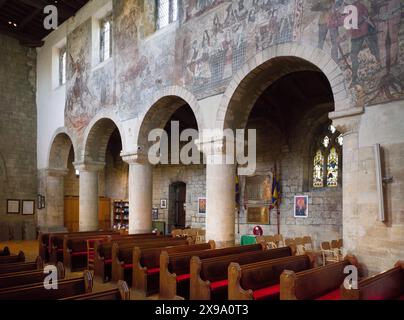 L'interno della chiesa parrocchiale di San Pietro e San Paolo a Pickering presenta murali medievali sul muro Foto Stock
