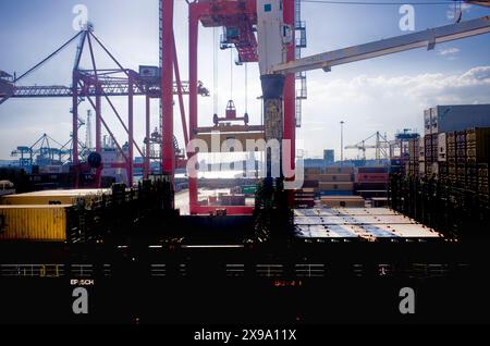 Porto container in azione in arrivo nel porto di Dublino Foto Stock