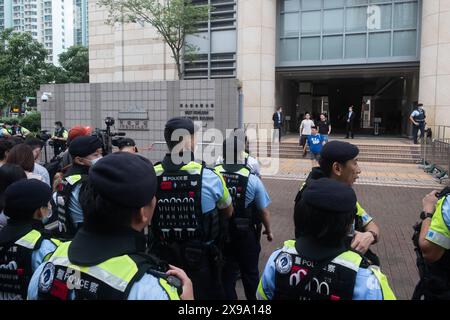 Hong Kong, Cina. 30 maggio 2024. La polizia sta fuori dal tribunale di West Kowloon a Hong Kong per mantenere l'ordine pubblico. Tra i 47 attivisti ed ex legislatori accusati di cospirazione per commettere sovversione, 16 di loro si sono dichiarati non colpevoli. I 16 imputati impareranno il loro verdetto. Questo processo è iniziato nel marzo 2023 e si è concluso nel dicembre 2023, che è durato 118 giorni. Più di tre anni dopo che i 47 attivisti che sono stati accusati e la prima volta sono stati portati in tribunale. Credito: SOPA Images Limited/Alamy Live News Foto Stock