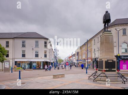 Guardando verso Church Street dal memoriale di guerra a Coleraine, Irlanda del Nord Foto Stock
