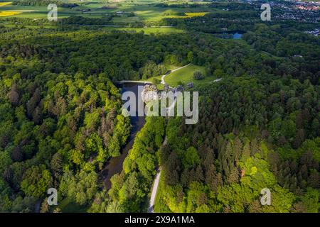 Luftbild, Externsteine, historische Sehenswürdigkeit im NSG Naturschutzgebiet, markante Felsformation mit Besucher Plattform, Oberer SEE mit Wiembecke und Liegewiese mit Besuchern, umgeben vom Waldgebiet Teutoburger Wald, Holzhausen-Externsteine, Horn-Bad Meinberg, Ostwestfalen, Nordrhein-Westfalen, Westfalen Deutschland ACHTUNGxMINDESTHONORARx60xEURO *** Vista aerea, estersteina, vista storica nella riserva naturale, impressionante formazione rocciosa con piattaforma per i visitatori, lago superiore con fiume Wiembecke e prato prendisole con visitatori, circondato dalla foresta di Teutoburgo, Holzhausen Extern Foto Stock