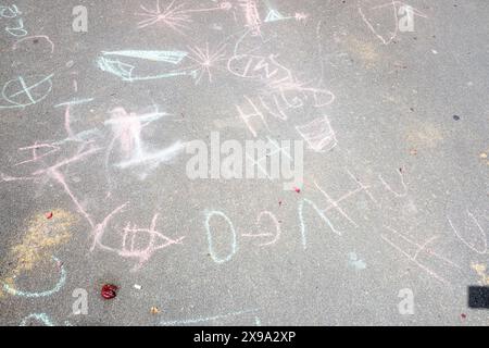 disegni per bambini sul pavimento di un parco giochi scolastico Foto Stock