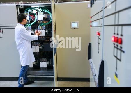 Ricercatore. Micro rete a bassa tensione. Servizi di test e certificati per Smart Grid e Smart Meter. Certificazione delle apparecchiature elettroniche di potenza. Servizi tecnologici all'industria. Tecnalia Research & Innovation, Bizkaia, Paesi Baschi, Spagna. Foto Stock