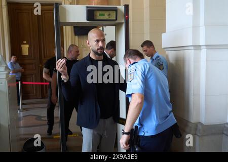 Bucarest, Romania. 30 maggio 2024: Andrew Tate (C) e suo fratello Tristan Tate arrivano alla Corte d'appello di Bucarest. Crediti: Lucian Alecu/Alamy Live News Foto Stock