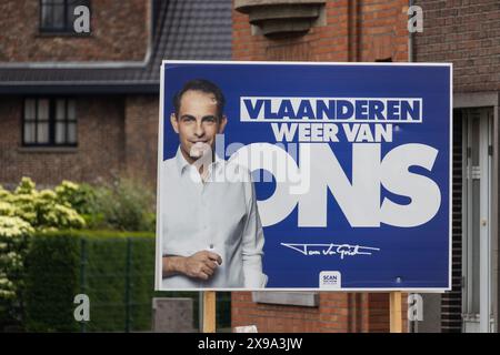 AALST, BELGIO, 30 MAGGIO 2024: Manifesto politico per il partito di estrema destra "Vlaams Belang" con il presidente Tom van Grieken. Parlimentary e EU Foto Stock