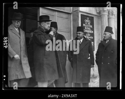 Lord Peel & The Right Honor. Sir Horace Rumbold, Presidente e Vice Presidente della Commissione reale Palestina, lascia gli uffici dopo aver preso le prove dal Comitato superiore Arabo. 1937. Foto Stock