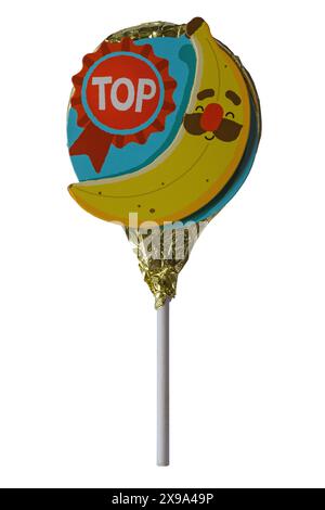 Top banana - lamina di lecca lecca lecca di cioccolato M&S avvolto isolata su sfondo bianco Foto Stock
