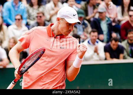 Parigi, Francia. 30 maggio 2024. Il tennista canadese Denis Shapovalov è in azione al torneo di tennis del grande Slam agli Open di Francia 2024 a Roland Garros, Parigi, Francia. Frank Molter/Alamy Live News Foto Stock