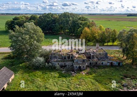 Rovine di una casa distrutta nel villaggio. Vista dall'alto. Foto Stock