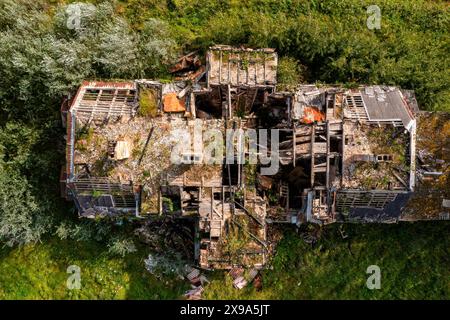 Rovine di una casa distrutta nel villaggio. Vista dall'alto verso il basso. Foto Stock