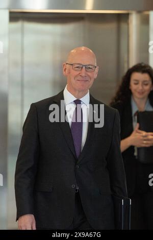 Edimburgo, Regno Unito. 30 maggio 2024. NELLA FOTO: John Swinney MSP, primo ministro della Scozia e leader del Partito Nazionale scozzese (SNP). Scene all'interno del Parlamento scozzese a Holyrood alla sessione settimanale delle interrogazioni dei primi ministri il giorno dopo il quale il Parlamento ha votato sanzioni contro Michael Matheson MSP per una bolletta telefonica iPad di quasi 11mila sterline. Crediti: Colin D Fisher crediti: Colin Fisher/Alamy Live News Foto Stock