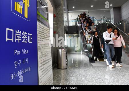 (240530) -- ZHANGJIAJIE, 30 maggio 2024 (Xinhua) -- i turisti sudcoreani arrivano all'aeroporto internazionale di Zhangjiajie Hehua a Zhangjiajie, nella provincia di Hunan della Cina centrale, 27 maggio 2024. Nel primo trimestre del 2024, Zhangjiajie ha visto 105.100 viaggi turistici sudcoreani, un aumento del 27,07% rispetto allo stesso periodo del 2019, e rappresenta il 40,23% del numero totale di turisti in arrivo a Zhangjiajie. Attualmente, ci sono voli diretti da cinque città della Corea del Sud a Zhangjiajie, tra cui Seoul e Busan, per un totale di 52 voli alla settimana. (Xinhua/Chen Zhenhai) Foto Stock