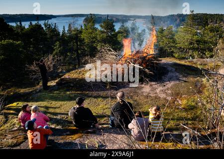 VAPPU, VALBORG, NOTTE DI WALPURGIS, Åland: Il 30 aprile Ålanders nell'arcipelago del Mar Baltico celebra un tradizionale festival stagionale chiamato Valborg in svedese (noto anche come Vappu in finlandese e Walpurgis Night in inglese) agli Uffe på Berget, Åland, Mar Baltico, Finlandia. La gente indossa i cappelli di laurea, canta vecchie canzoni e costruisce falò in Finlandia e in tutti i paesi nordici e scandinavi per salutare l'inverno e dare il benvenuto in primavera. Foto Stock