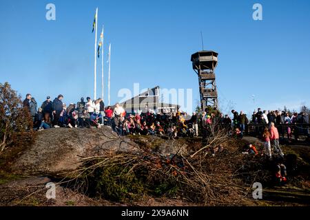 VAPPU, VALBORG, NOTTE DI WALPURGIS, Åland: Il 30 aprile Ålanders nell'arcipelago del Mar Baltico celebra un tradizionale festival stagionale chiamato Valborg in svedese (noto anche come Vappu in finlandese e Walpurgis Night in inglese) agli Uffe på Berget, Åland, Mar Baltico, Finlandia. La gente indossa i cappelli di laurea, canta vecchie canzoni e costruisce falò in Finlandia e in tutti i paesi nordici e scandinavi per salutare l'inverno e dare il benvenuto in primavera. Foto Stock