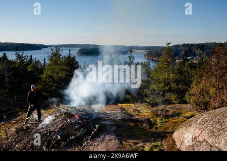 VAPPU, VALBORG, NOTTE DI WALPURGIS, Åland: Il 30 aprile Ålanders nell'arcipelago del Mar Baltico celebra un tradizionale festival stagionale chiamato Valborg in svedese (noto anche come Vappu in finlandese e Walpurgis Night in inglese) agli Uffe på Berget, Åland, Mar Baltico, Finlandia. La gente indossa i cappelli di laurea, canta vecchie canzoni e costruisce falò in Finlandia e in tutti i paesi nordici e scandinavi per salutare l'inverno e dare il benvenuto in primavera. Foto Stock