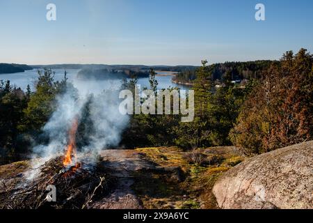 VAPPU, VALBORG, NOTTE DI WALPURGIS, Åland: Il 30 aprile Ålanders nell'arcipelago del Mar Baltico celebra un tradizionale festival stagionale chiamato Valborg in svedese (noto anche come Vappu in finlandese e Walpurgis Night in inglese) agli Uffe på Berget, Åland, Mar Baltico, Finlandia. La gente indossa i cappelli di laurea, canta vecchie canzoni e costruisce falò in Finlandia e in tutti i paesi nordici e scandinavi per salutare l'inverno e dare il benvenuto in primavera. Foto Stock